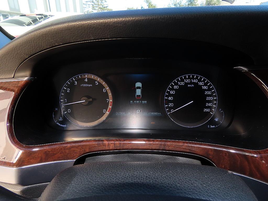 HYUNDAI Equus - Vista 9