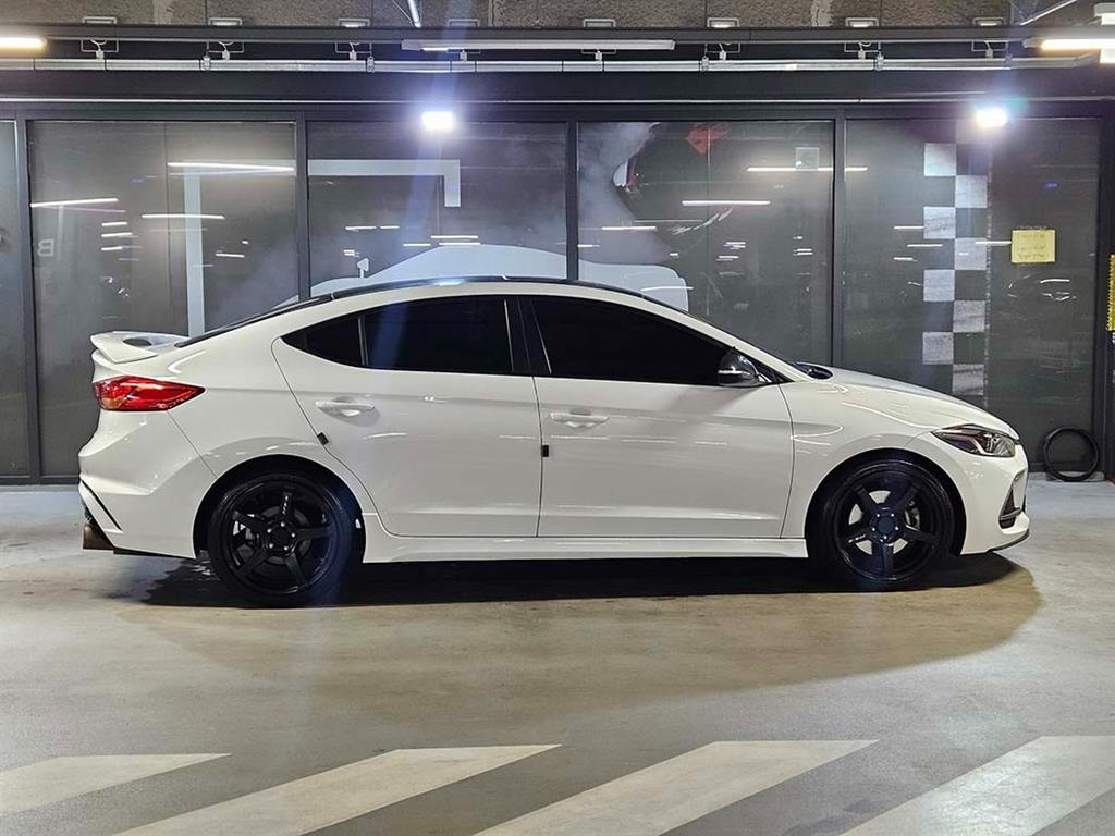 HYUNDAI Avante - Vista 3