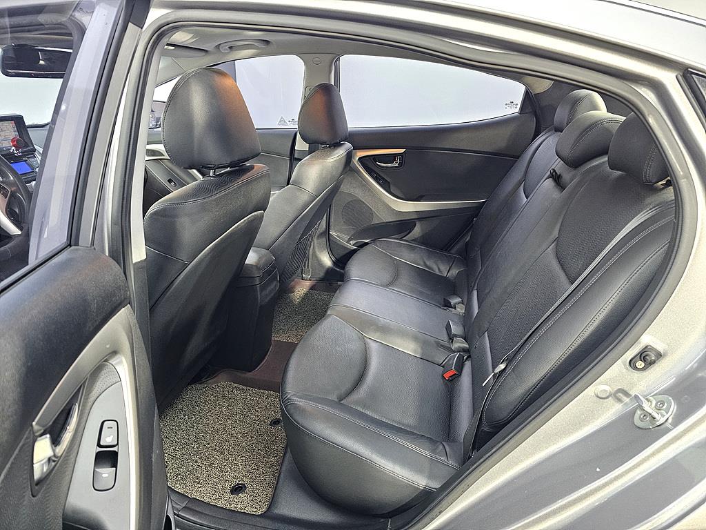 HYUNDAI Avante - Vista 9