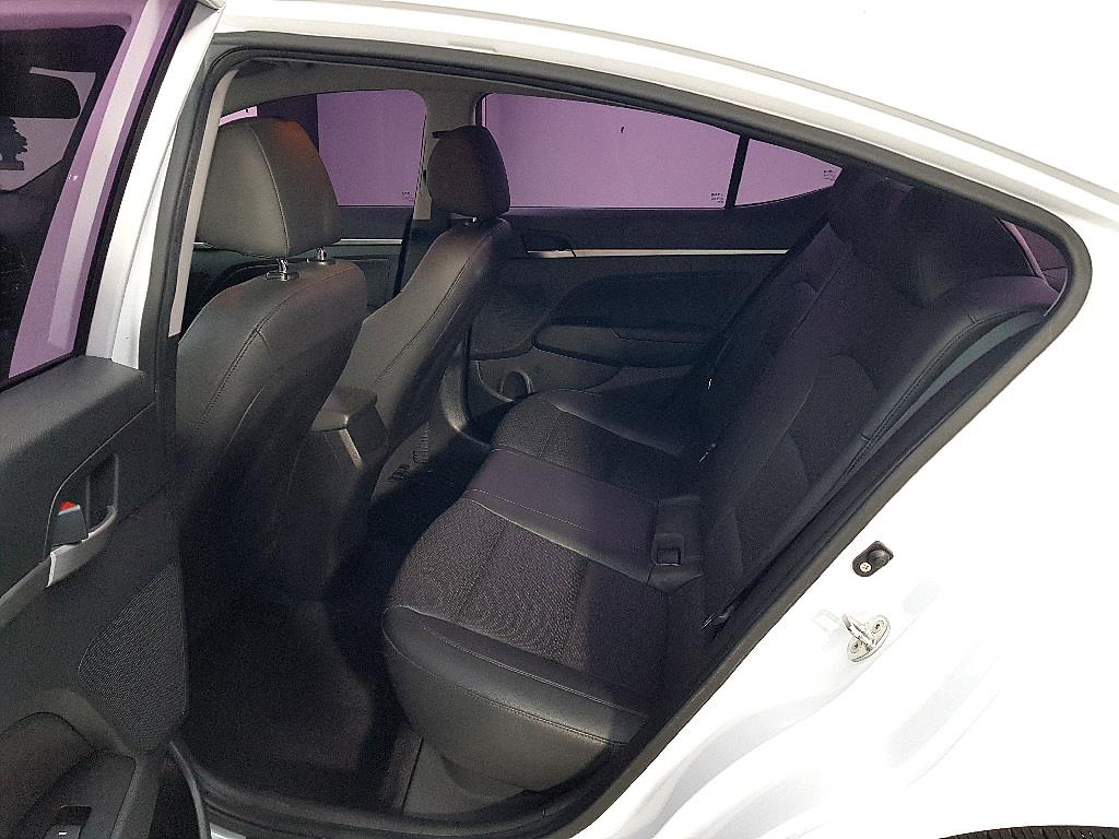 HYUNDAI Avante - Vista 9