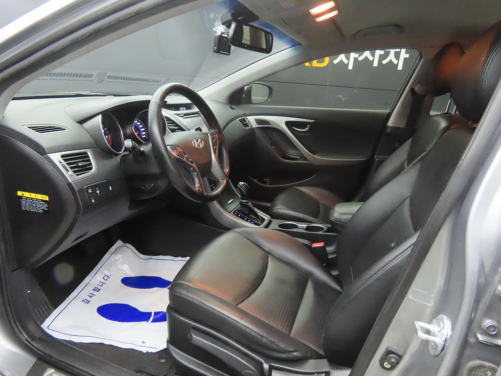 HYUNDAI Avante - Vista 5