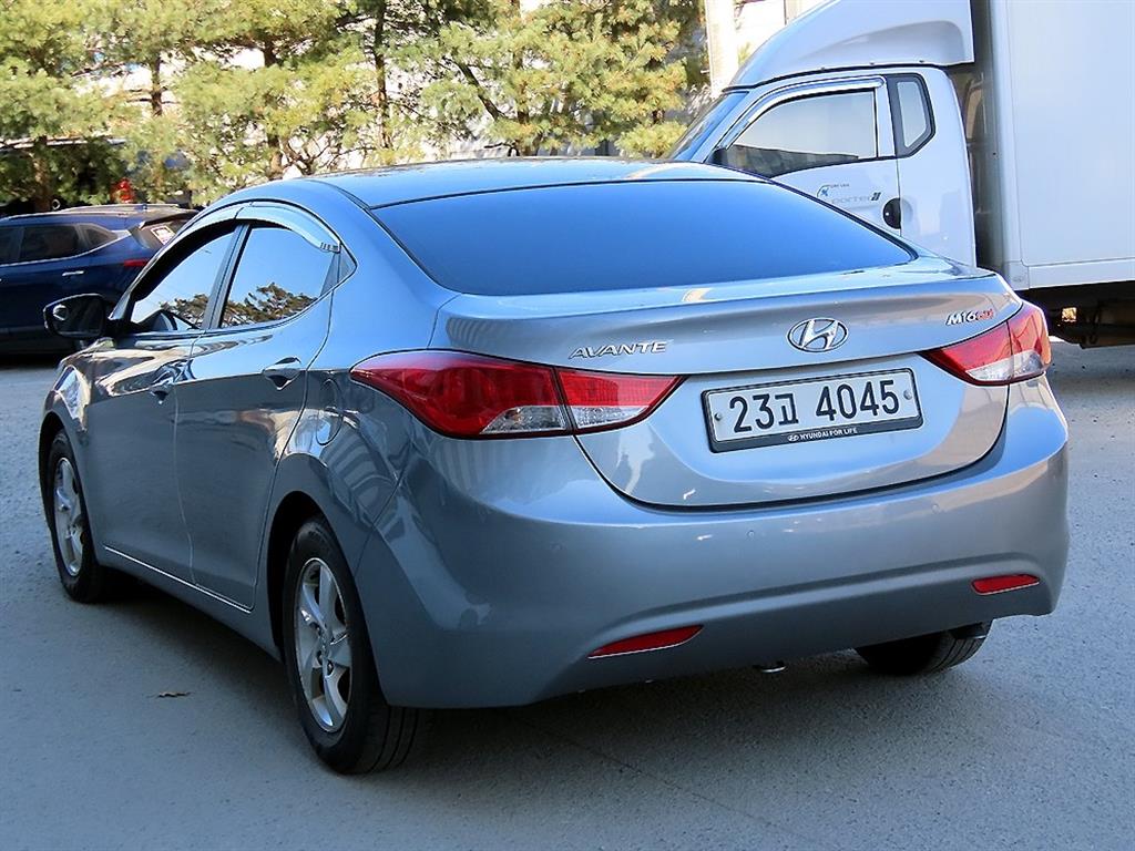 HYUNDAI Avante - Vista 3