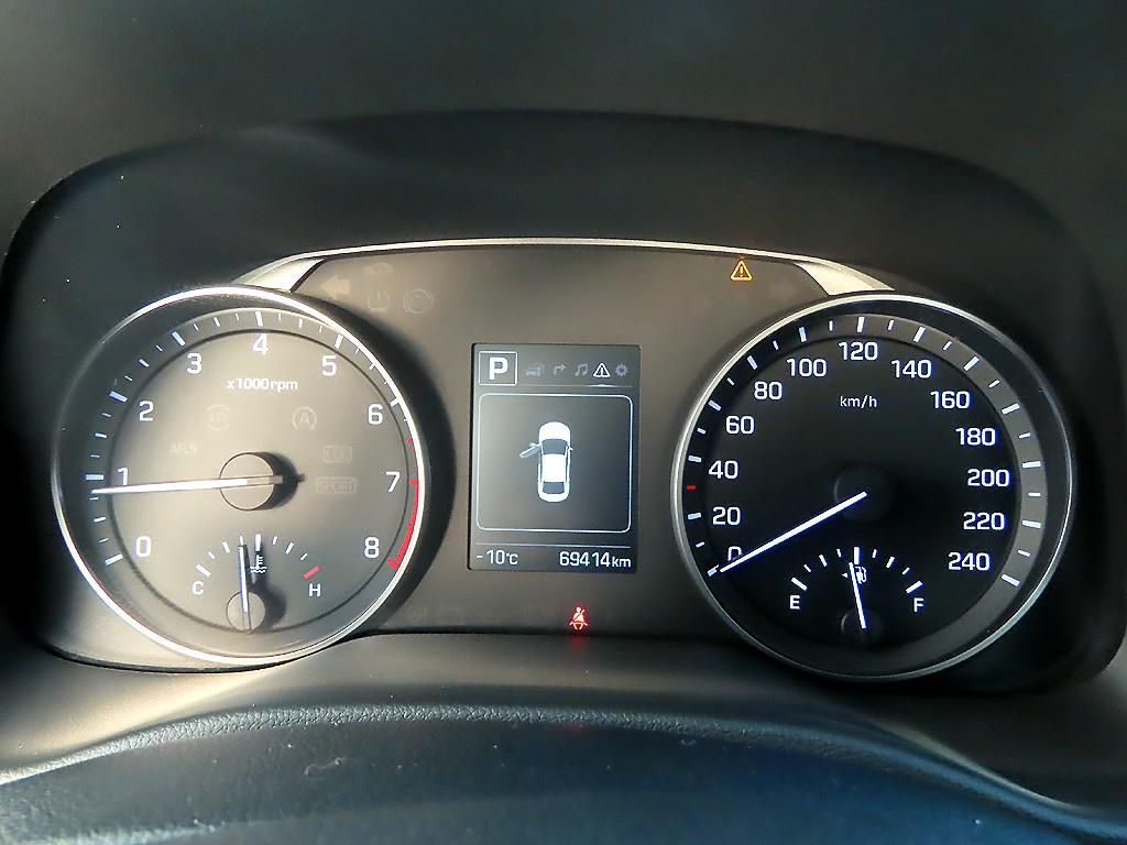 HYUNDAI Avante - Vista 9