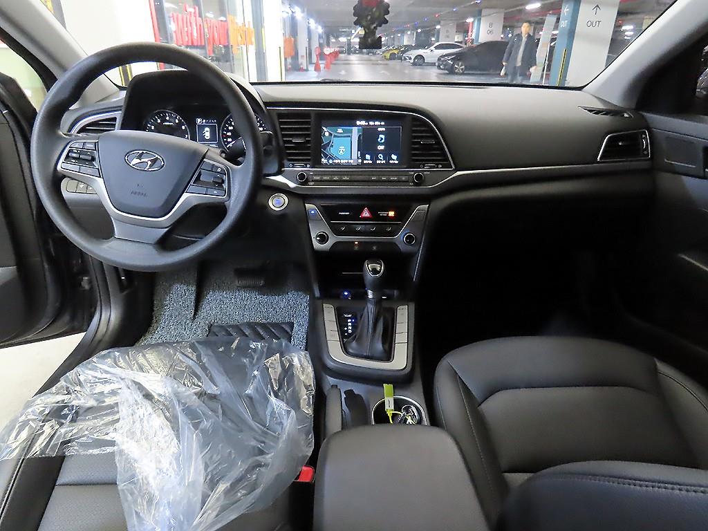 HYUNDAI Avante - Vista 10