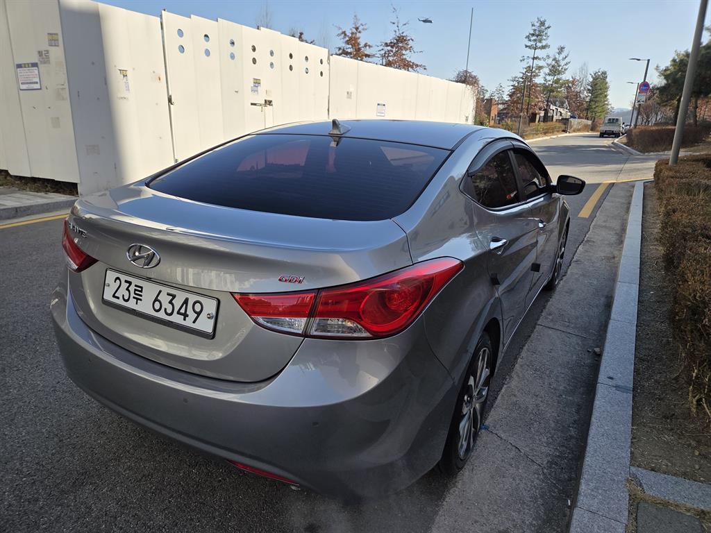 HYUNDAI Avante - Vista 5