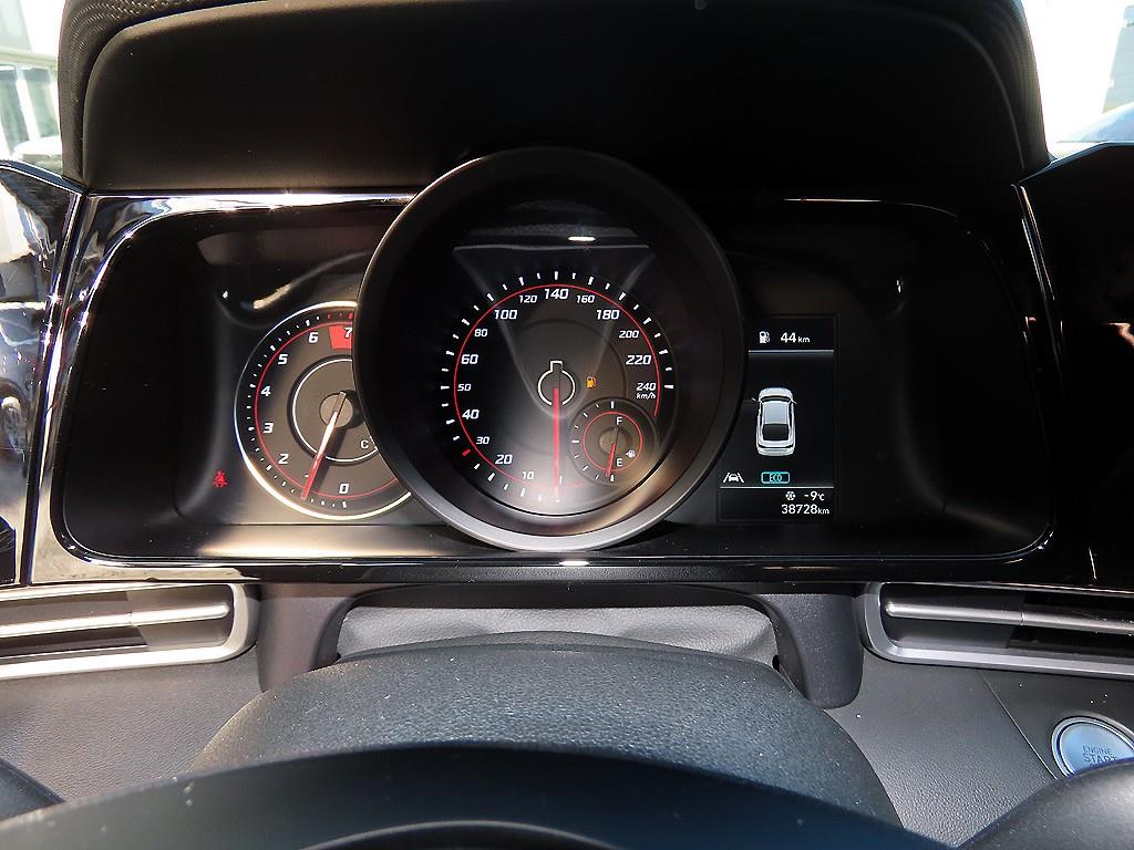 HYUNDAI Avante - Vista 9