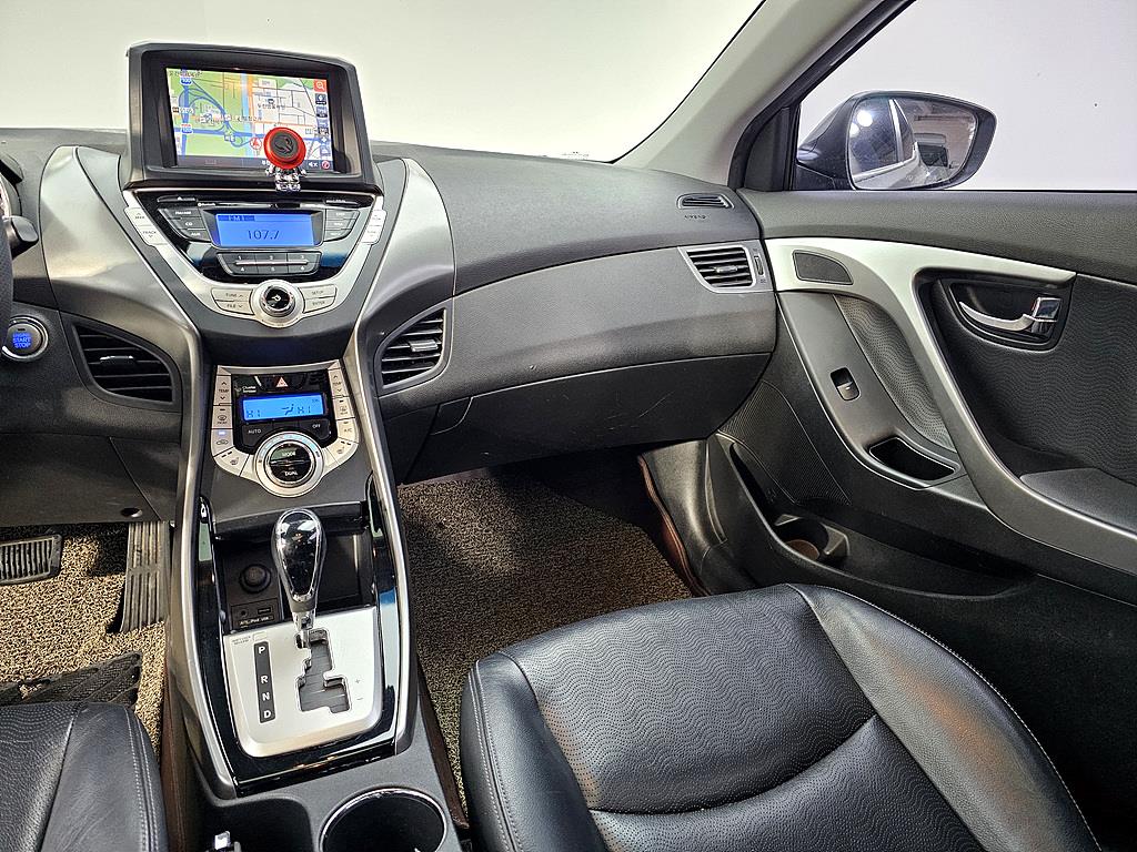 HYUNDAI Avante - Vista 10