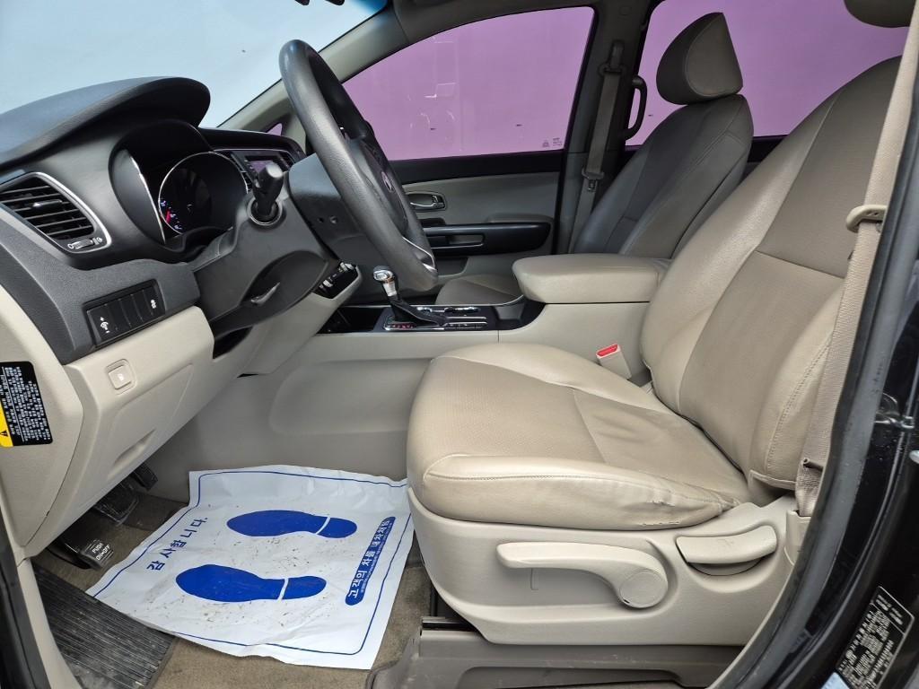 KIA Carnival - Vista 11