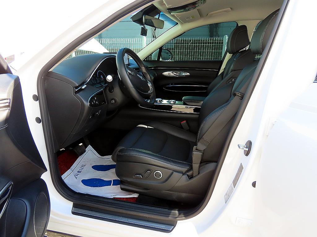 Genesis GV70 - Vista 5