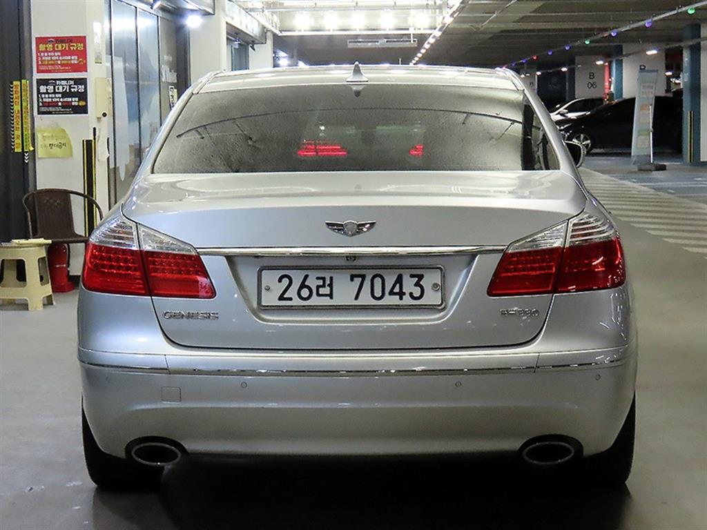 HYUNDAI Genesis - Vista 5