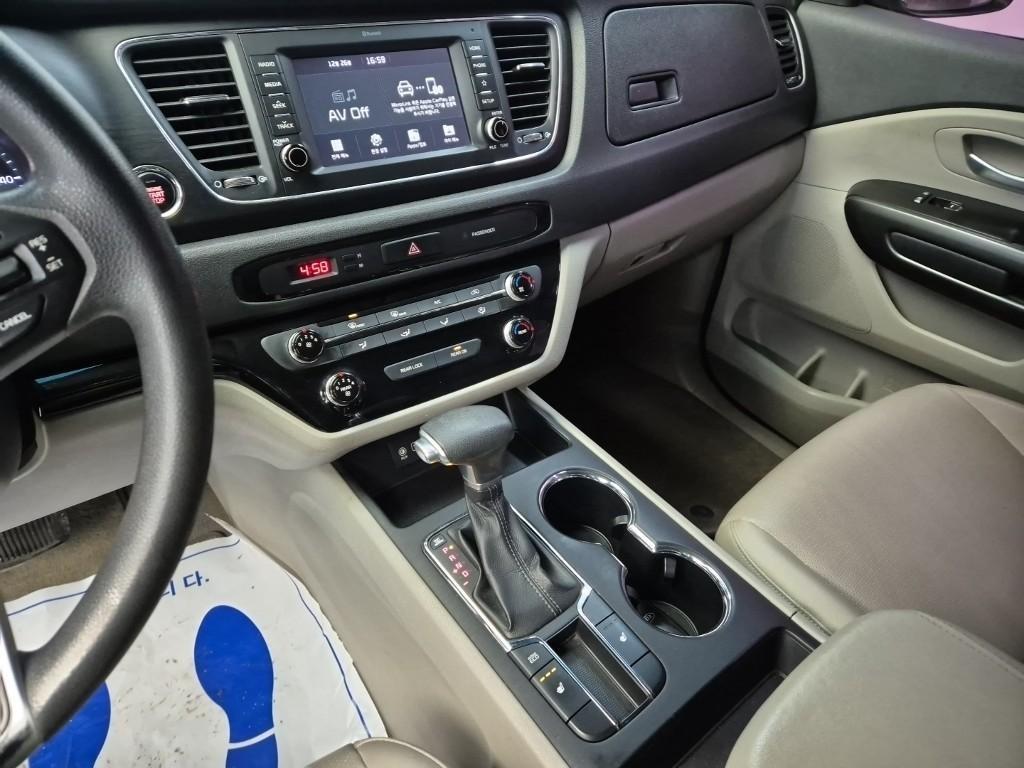 KIA Carnival - Vista 10