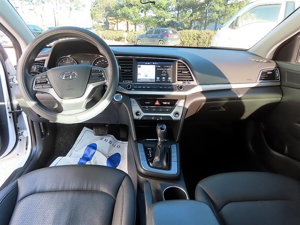 HYUNDAI Avante - Vista 7