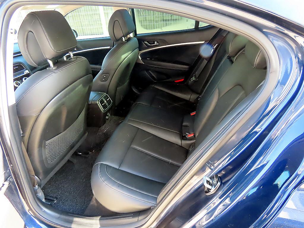 Genesis G70 - Vista 6