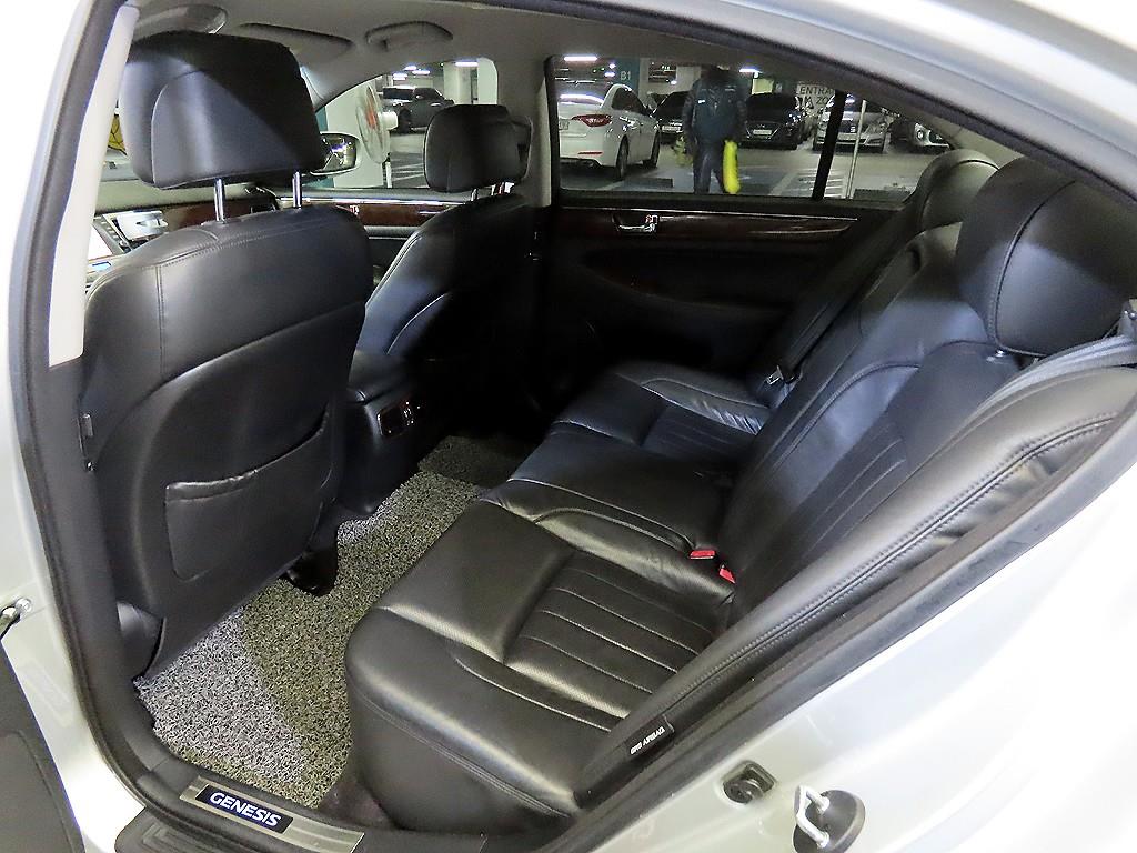 HYUNDAI Genesis - Vista 7