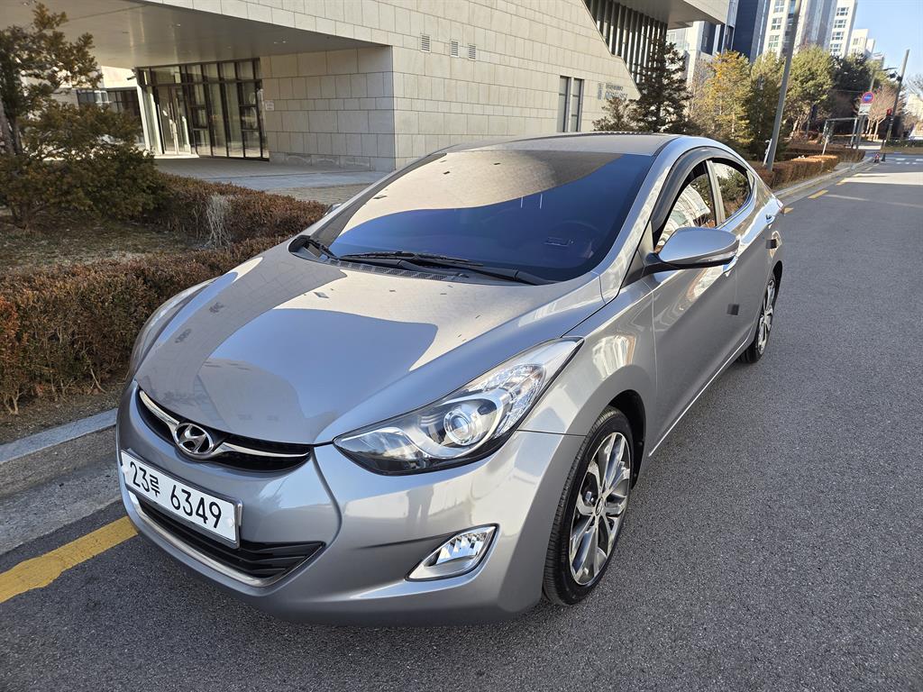 HYUNDAI Avante - Vista 10