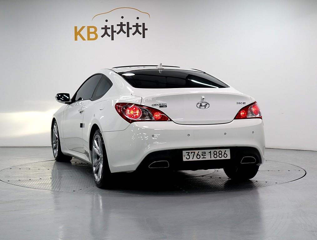 HYUNDAI Genesis - Vista 4