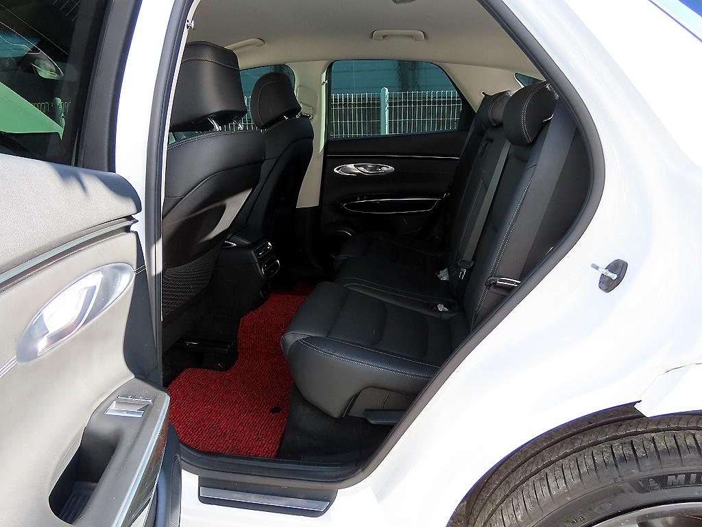 Genesis GV70 - Vista 6