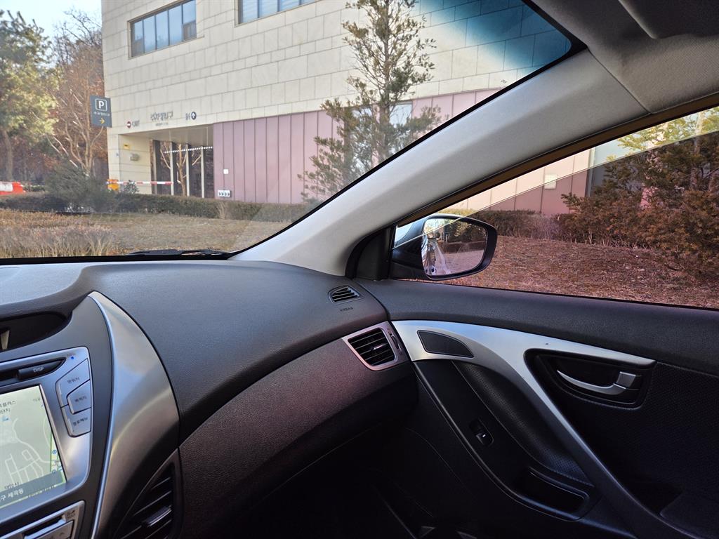 HYUNDAI Avante - Vista 9