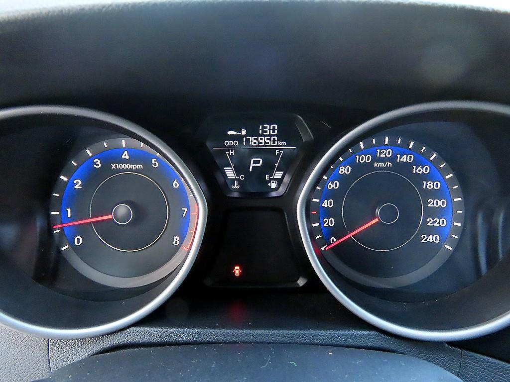 HYUNDAI Avante - Vista 9