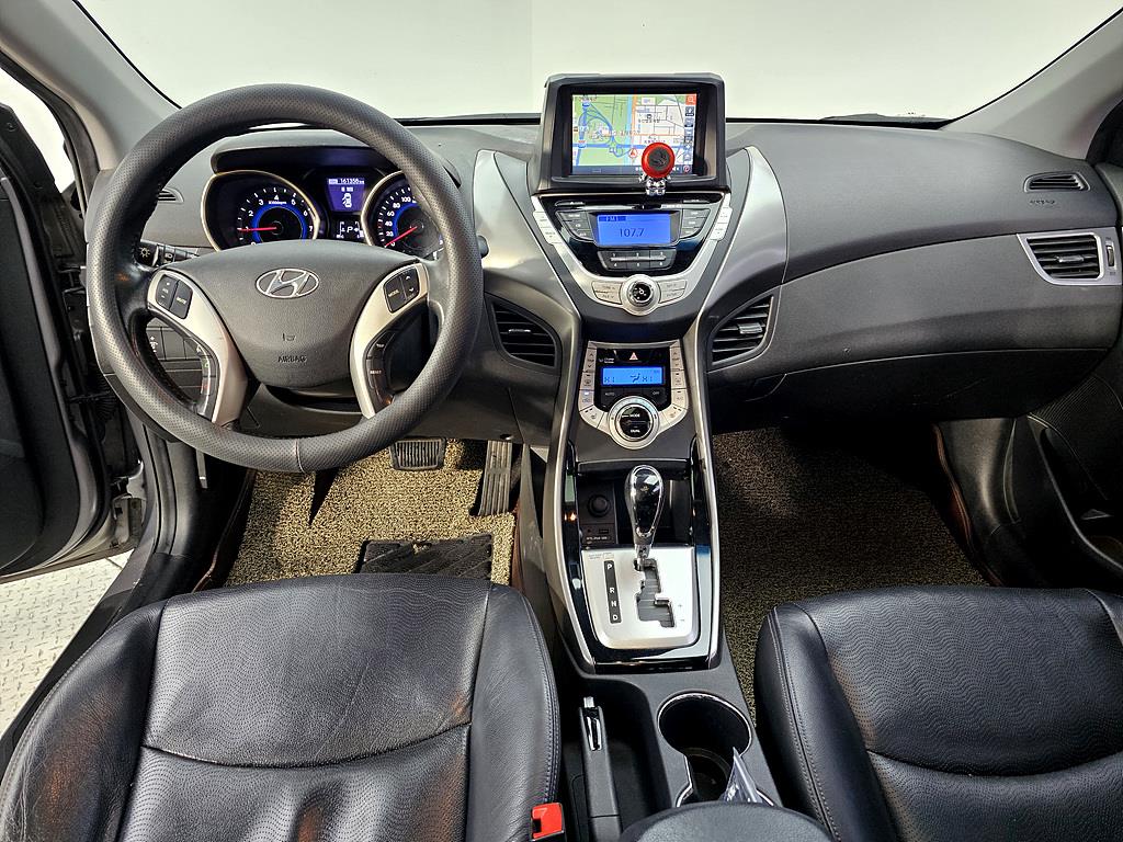 HYUNDAI Avante - Vista 5