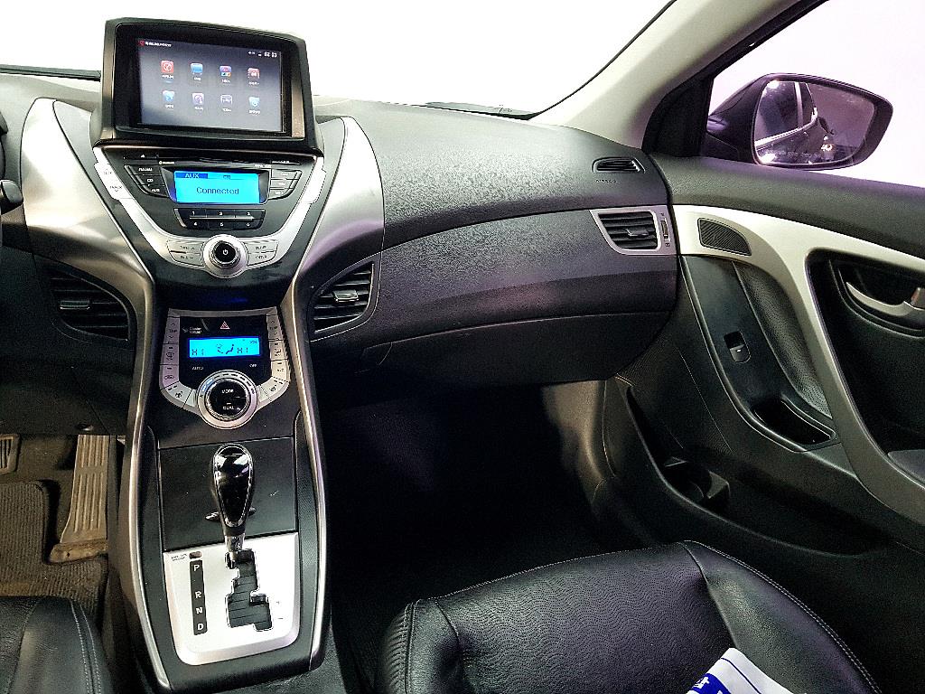 HYUNDAI Avante - Vista 10