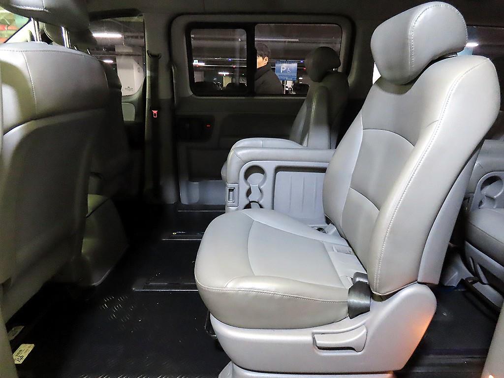 HYUNDAI Starex - Vista 8