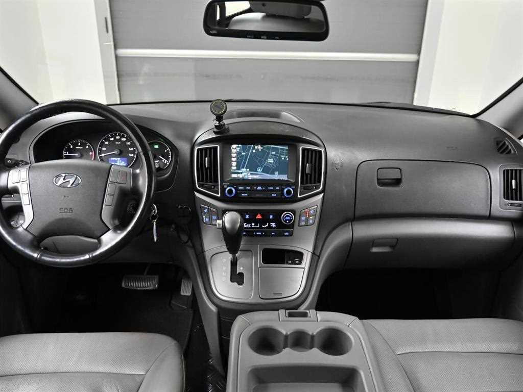 HYUNDAI Starex - Vista 7