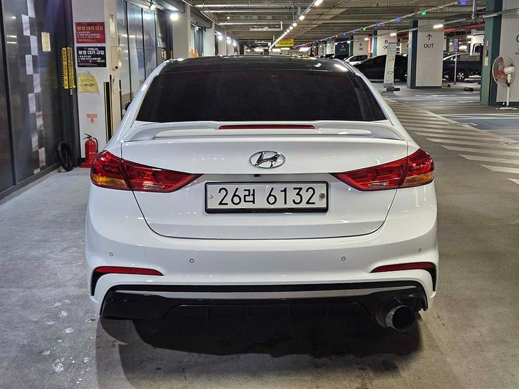 HYUNDAI Avante - Vista 5