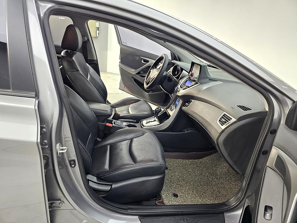 HYUNDAI Avante - Vista 11