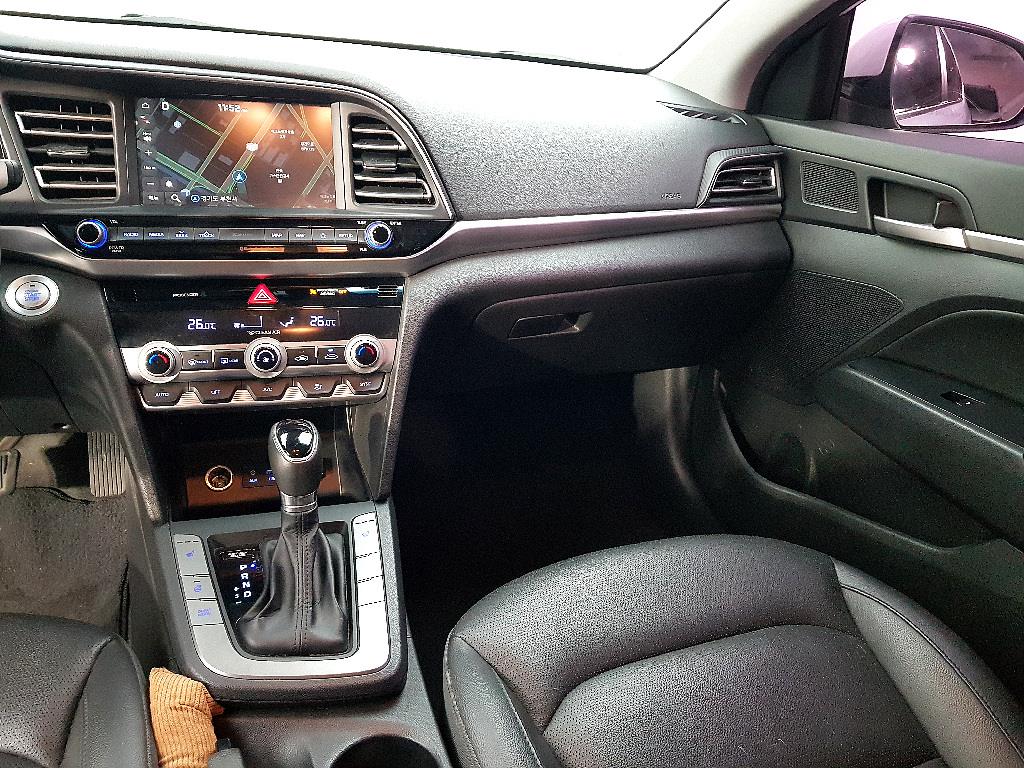 HYUNDAI Avante - Vista 10