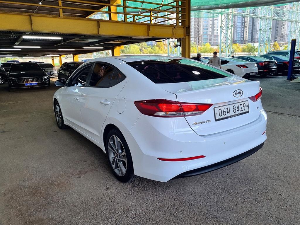 HYUNDAI Avante - Vista 7