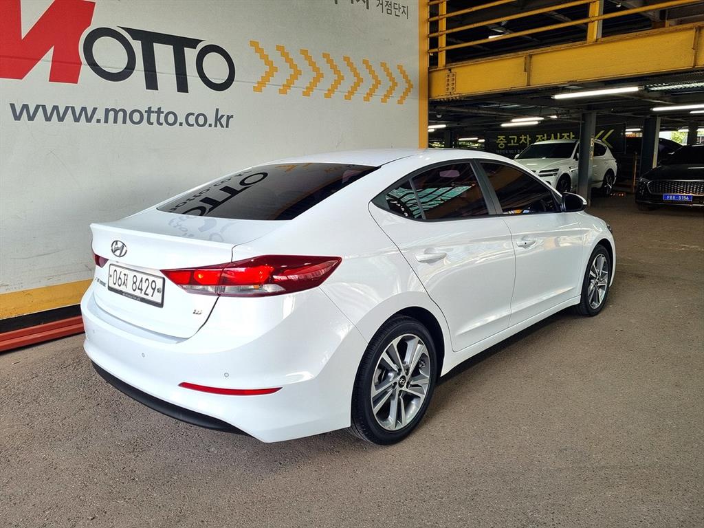 HYUNDAI Avante - Vista 5