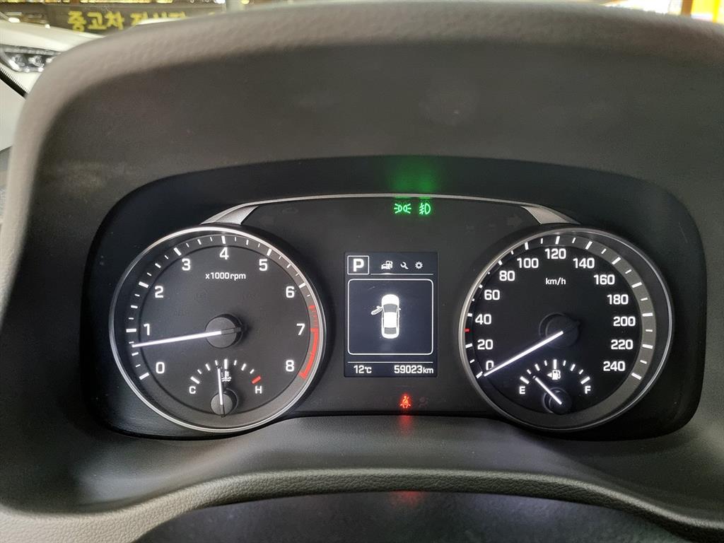 HYUNDAI Avante - Vista 9