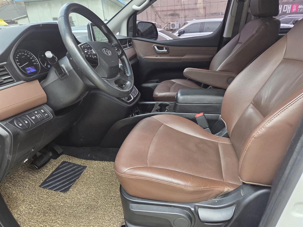 HYUNDAI Starex - Vista 6