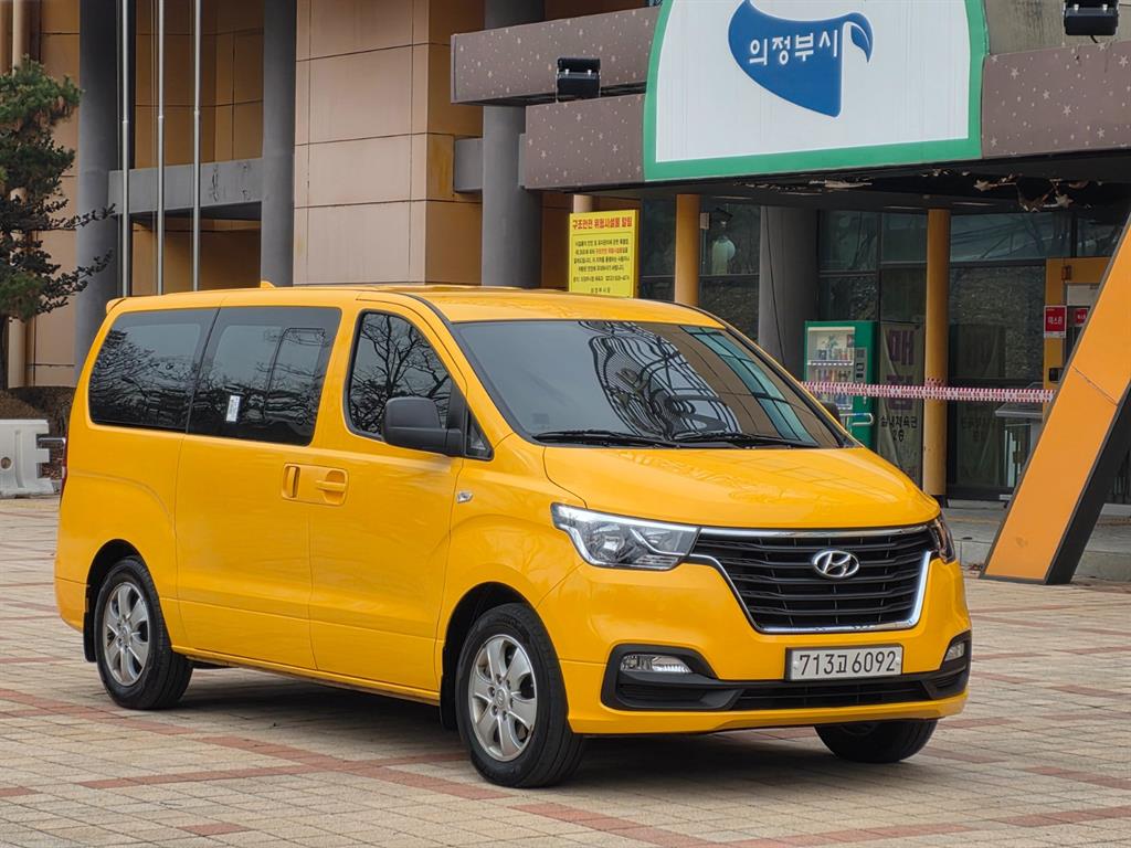 HYUNDAI Starex - Vista 5
