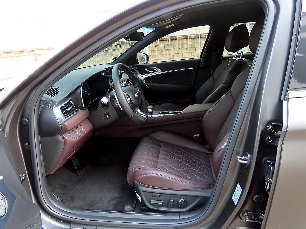 Genesis G70 - Vista 5