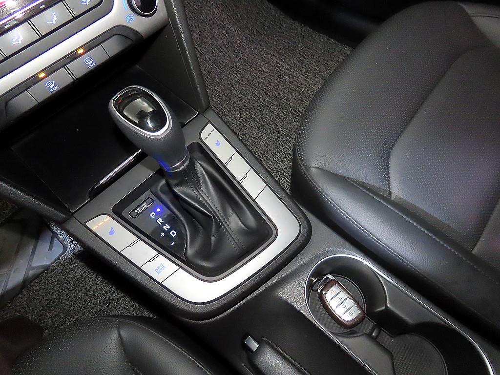 HYUNDAI Avante - Vista 12