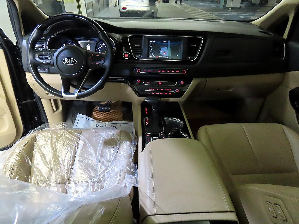 KIA Carnival - Vista 11
