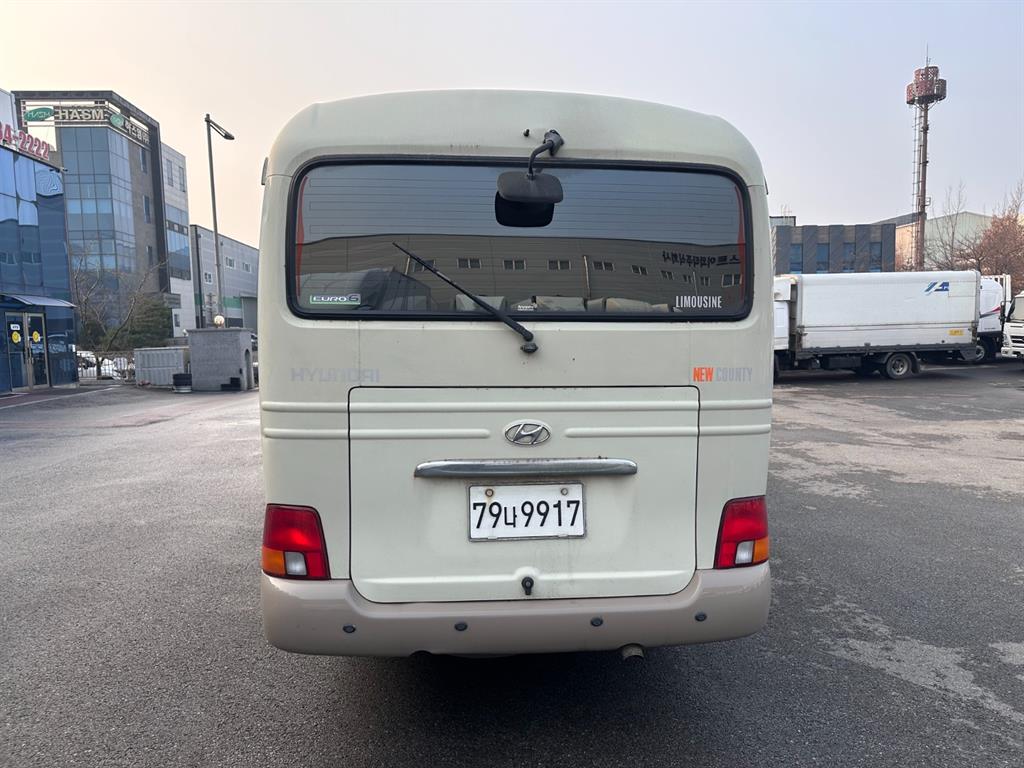 medium and large bus Hyundai bus - Vista 3