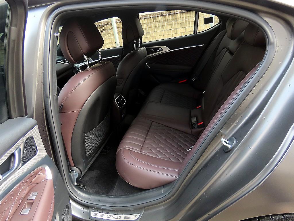 Genesis G70 - Vista 6