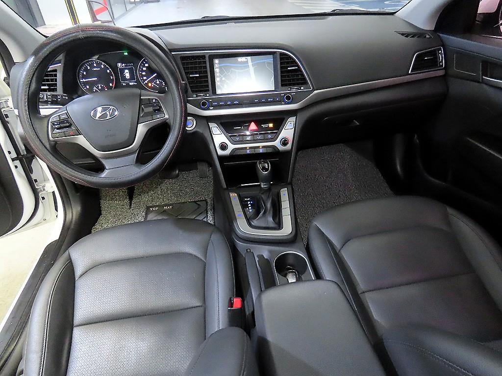 HYUNDAI Avante - Vista 10