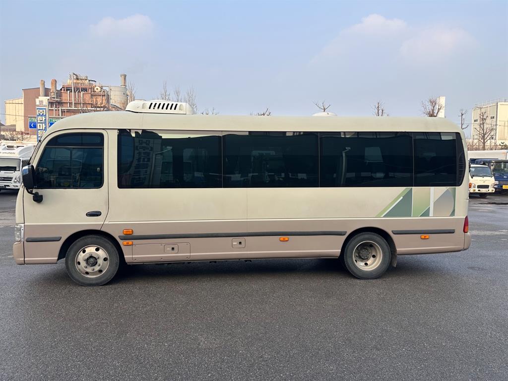 medium and large bus Hyundai bus - Vista 2