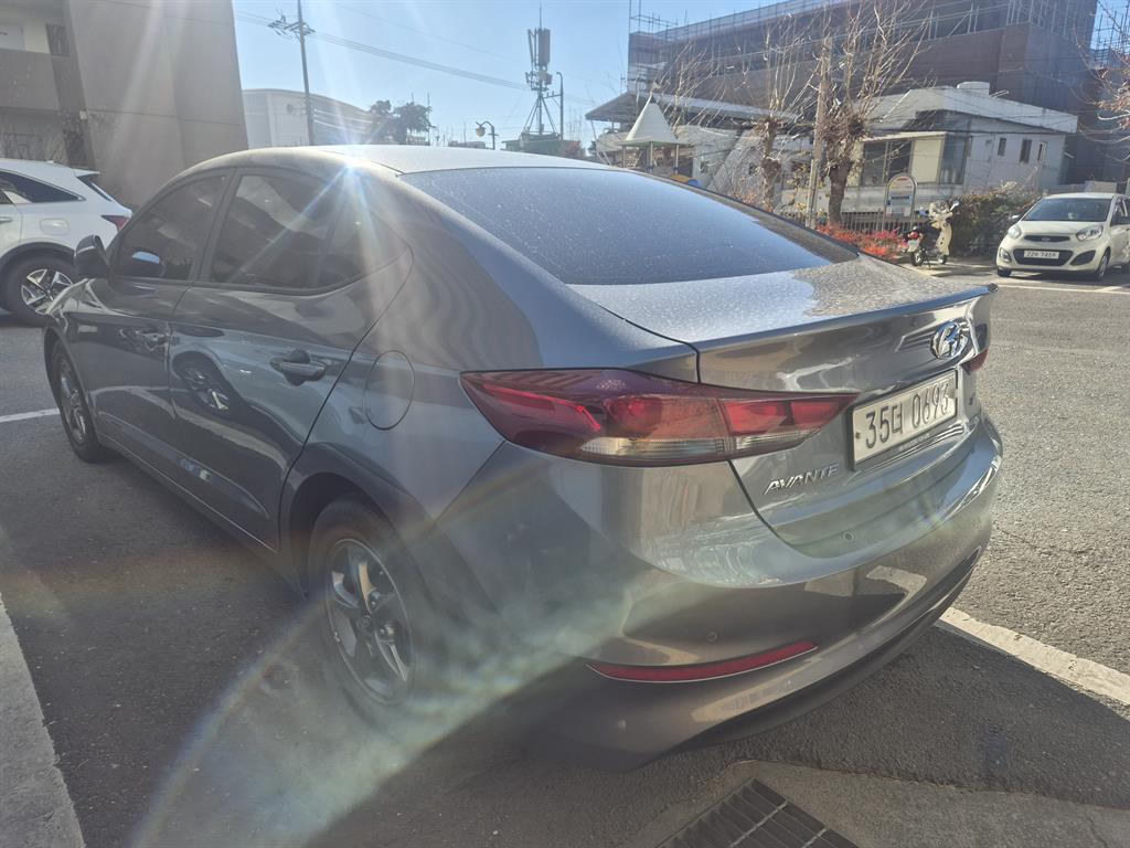 HYUNDAI Avante - Vista 3