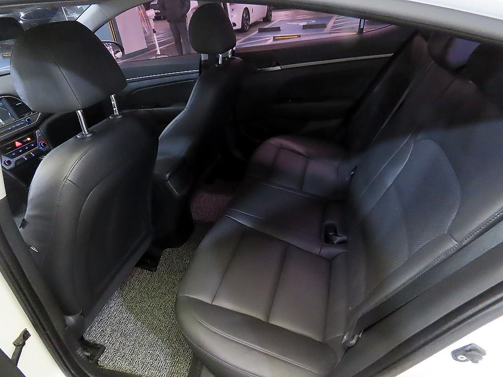 HYUNDAI Avante - Vista 7