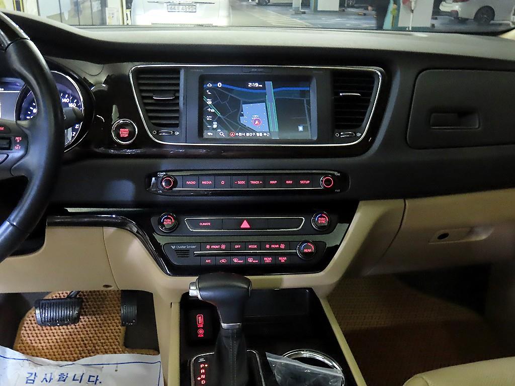KIA Carnival - Vista 12