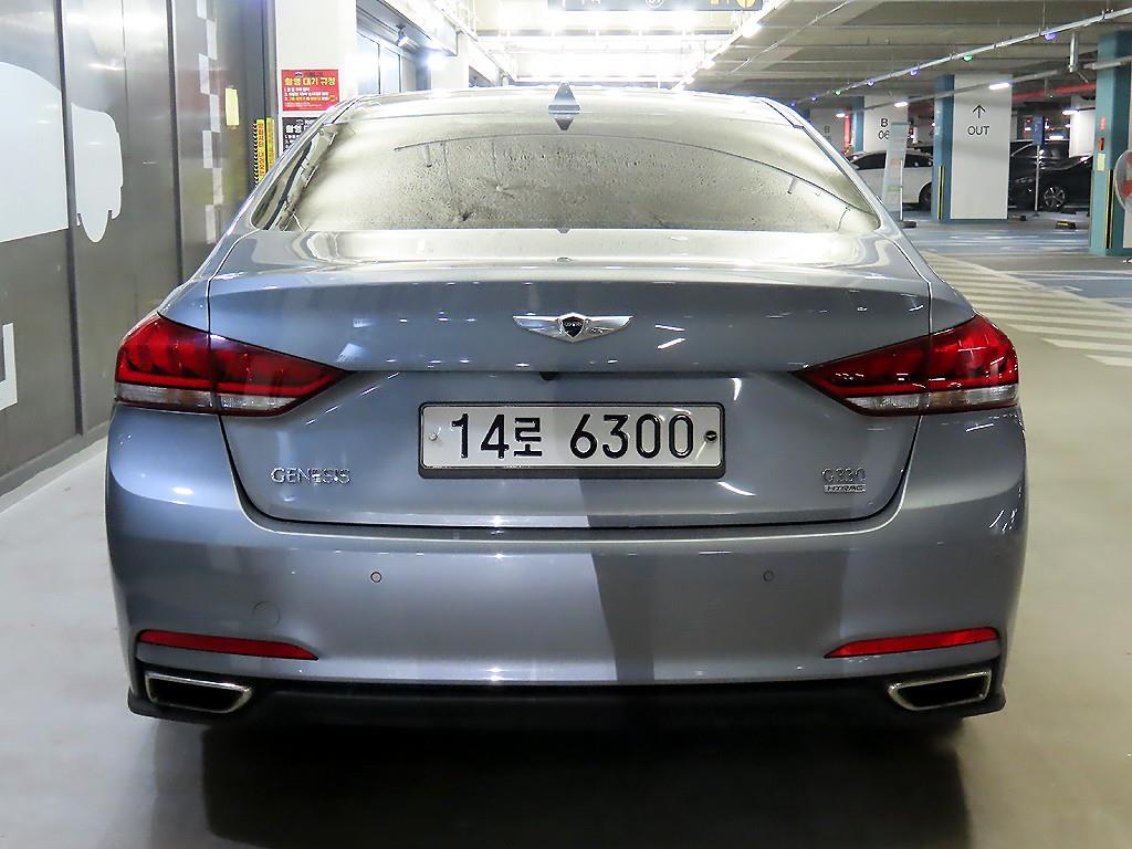 HYUNDAI Genesis - Vista 5