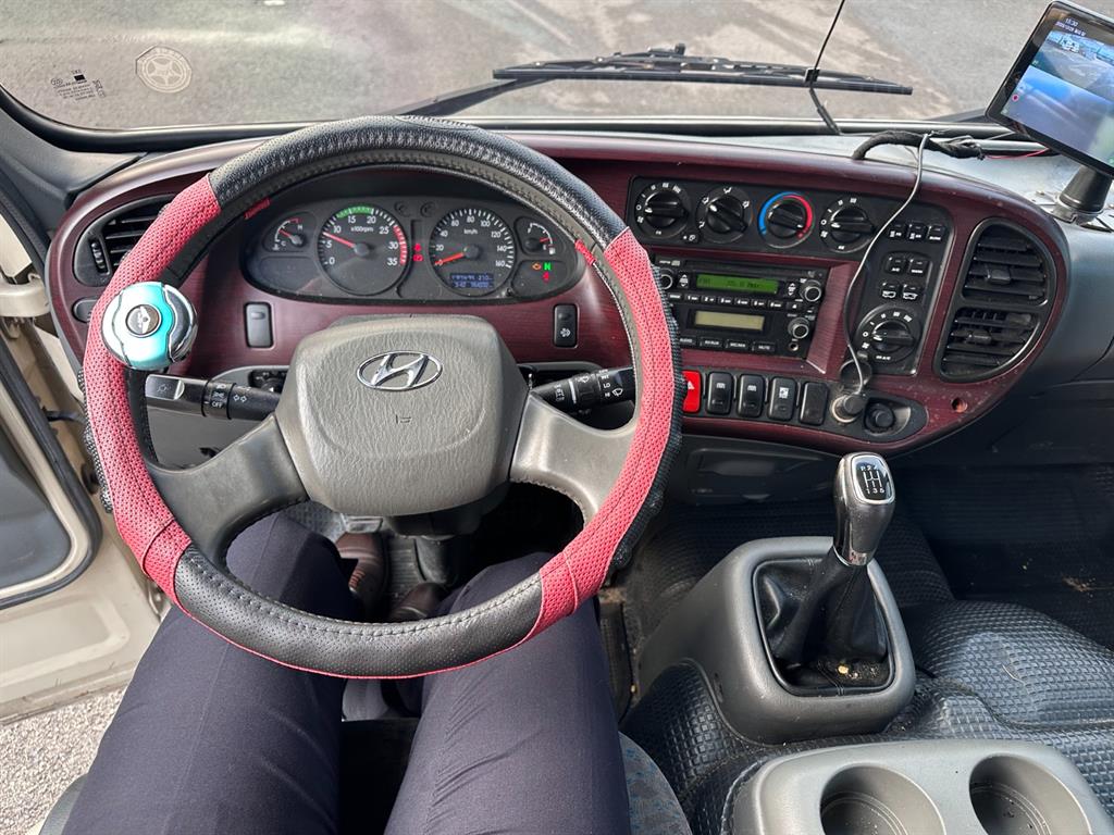 medium and large bus Hyundai bus - Vista 5