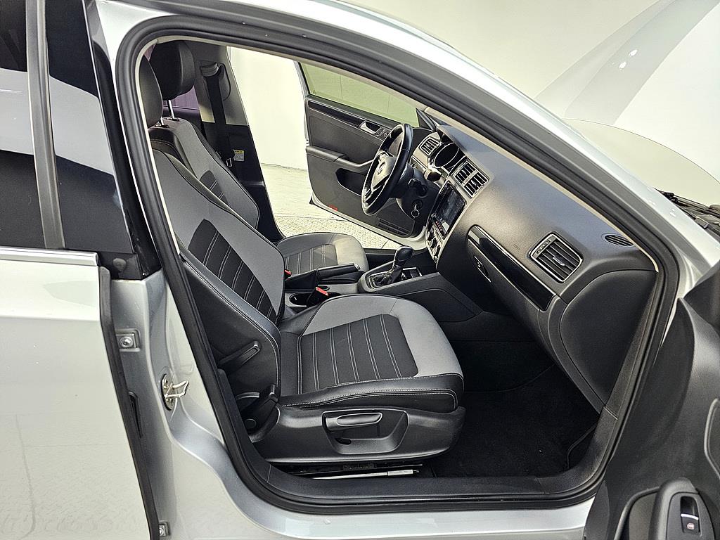 Volkswagen Jetta - Vista 11