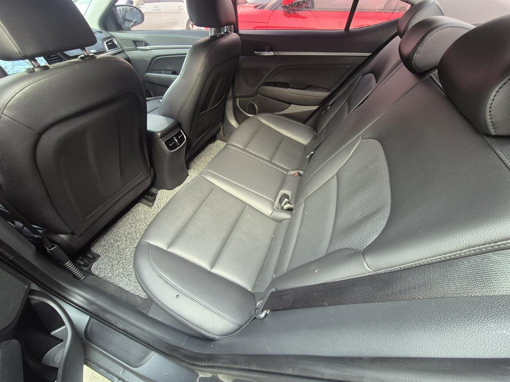 HYUNDAI Avante - Vista 9