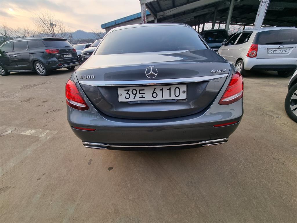 Mercedes Benz E class - Vista 4